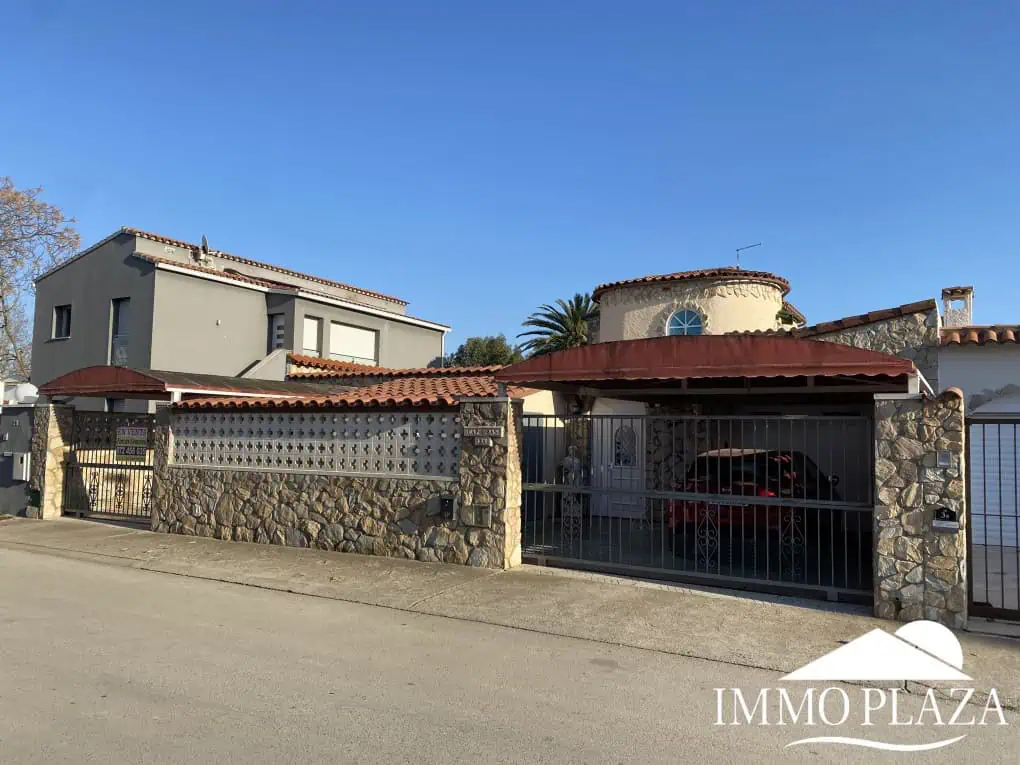 Magnífica villa al canal de 4 dormitorios, con gran piscina, garaje, parking privado y amarre de 15m – Empuriabrava