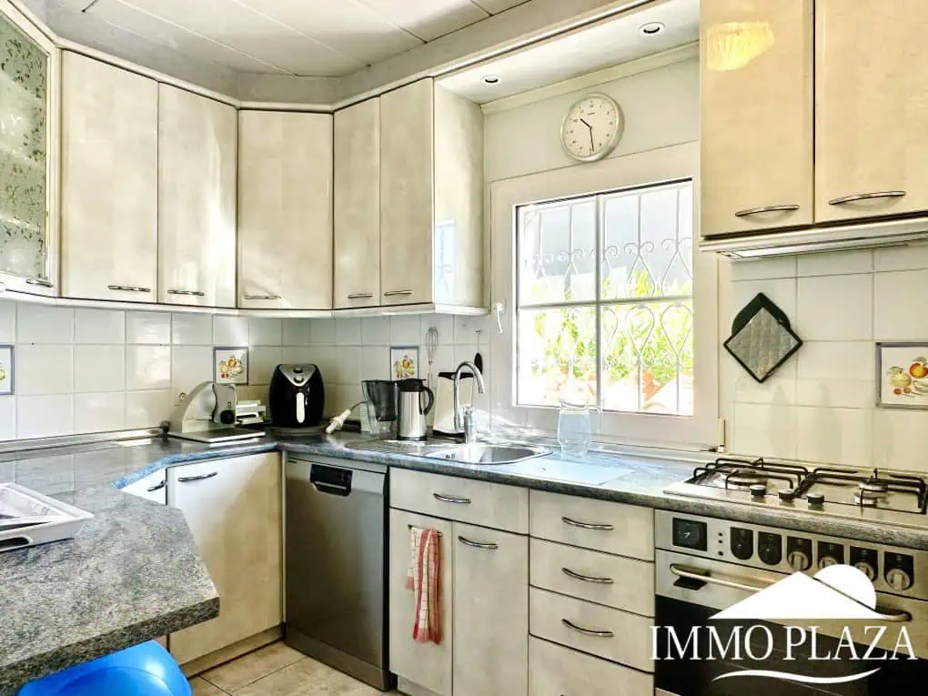 Magnífica villa al canal de 4 dormitorios, con gran piscina, garaje, parking privado y amarre de 15m – Empuriabrava