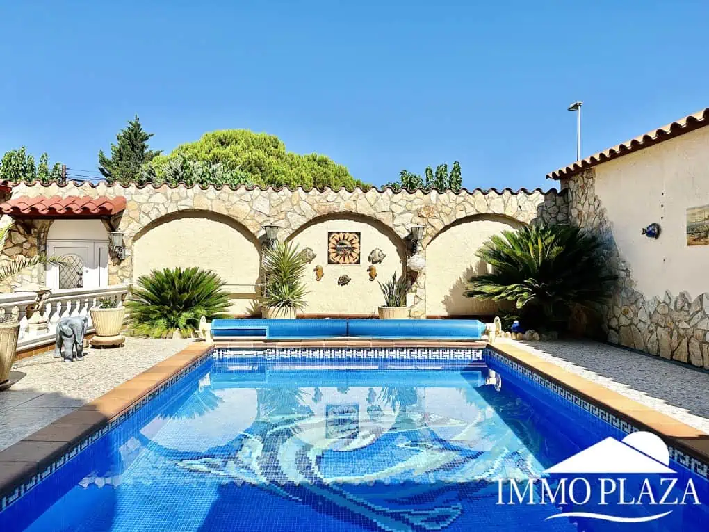 Magnífica villa al canal de 4 dormitorios, con gran piscina, garaje, parking privado y amarre de 15m – Empuriabrava