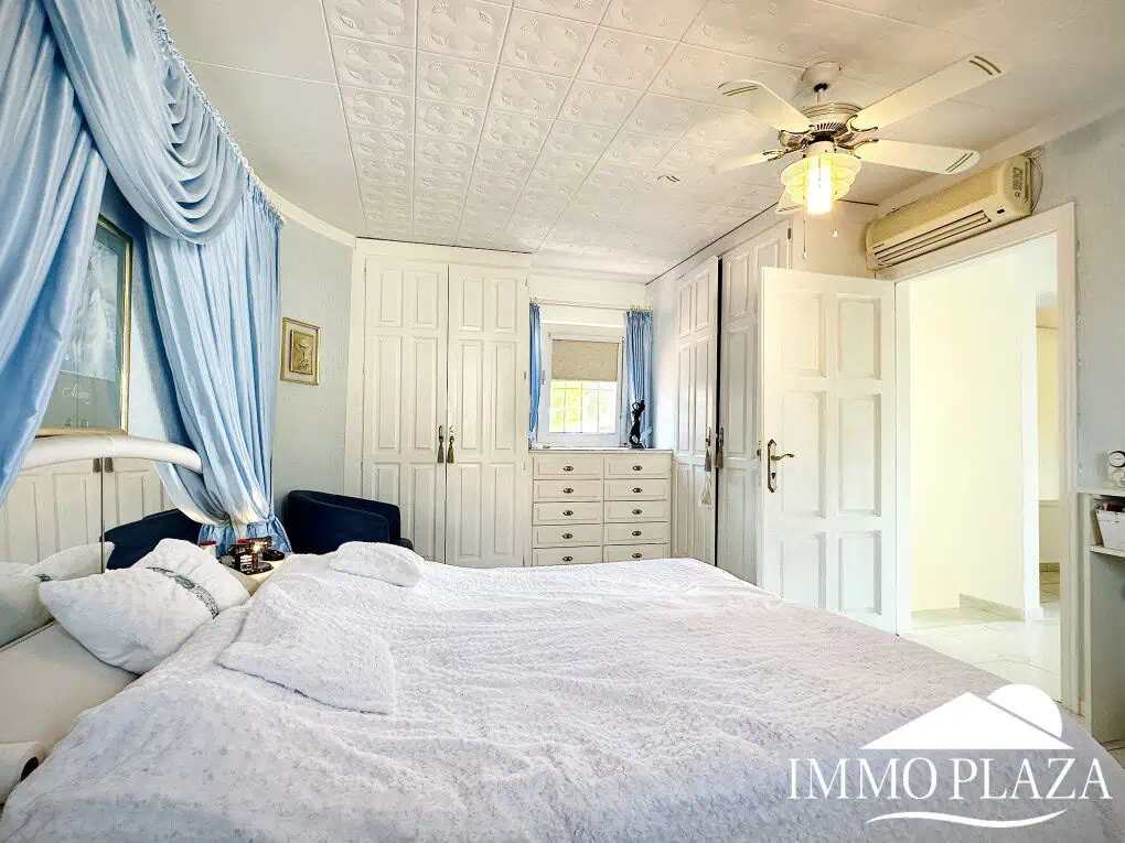 Magnífica villa al canal de 4 dormitorios, con gran piscina, garaje, parking privado y amarre de 15m – Empuriabrava