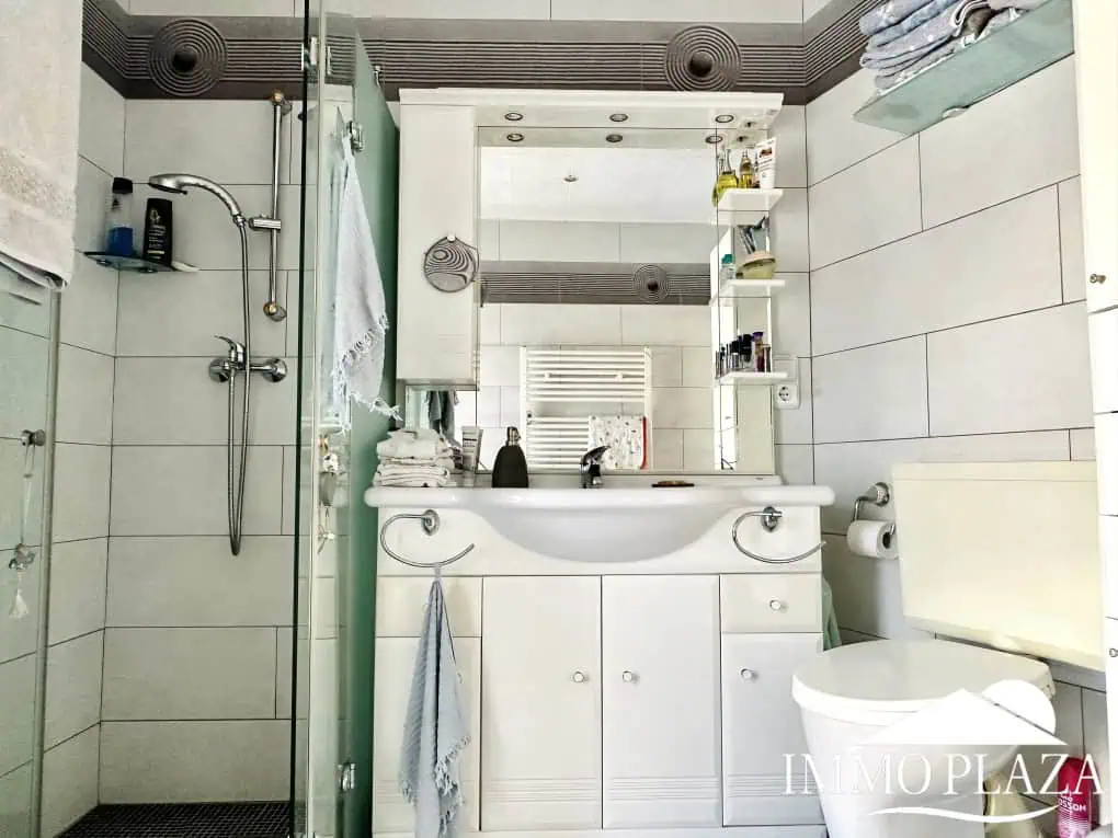 Magnífica villa al canal de 4 dormitorios, con gran piscina, garaje, parking privado y amarre de 15m – Empuriabrava