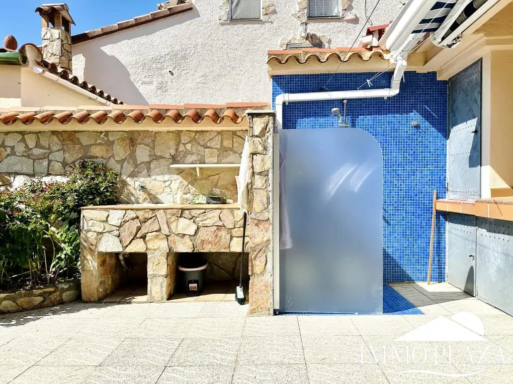 Magnífica villa al canal de 4 dormitorios, con gran piscina, garaje, parking privado y amarre de 15m – Empuriabrava