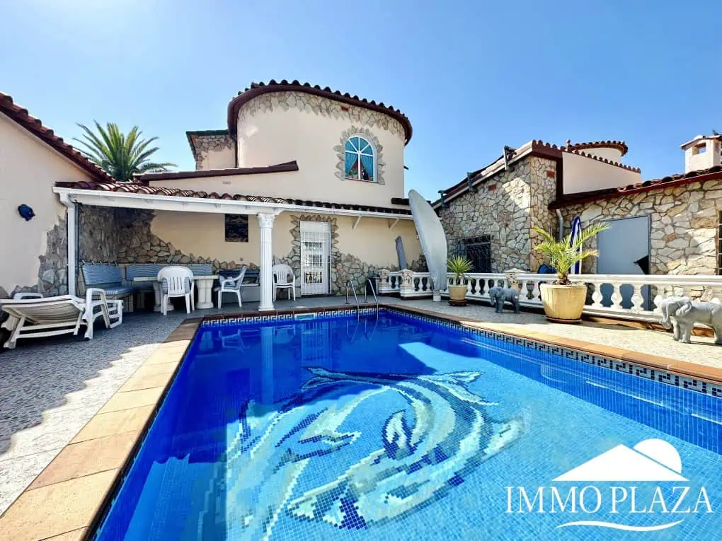 Magnífica villa al canal de 4 dormitorios, con gran piscina, garaje, parking privado y amarre de 15m – Empuriabrava