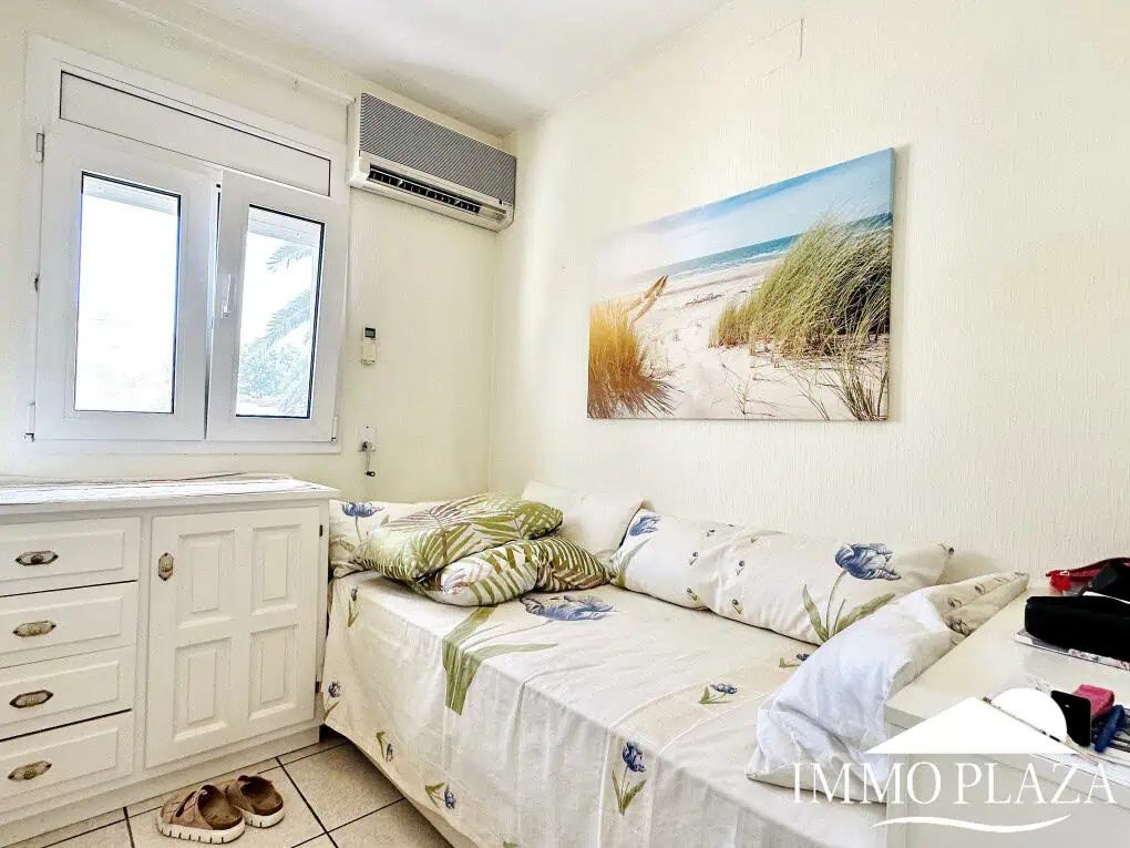 Magnífica villa al canal de 4 dormitorios, con gran piscina, garaje, parking privado y amarre de 15m – Empuriabrava