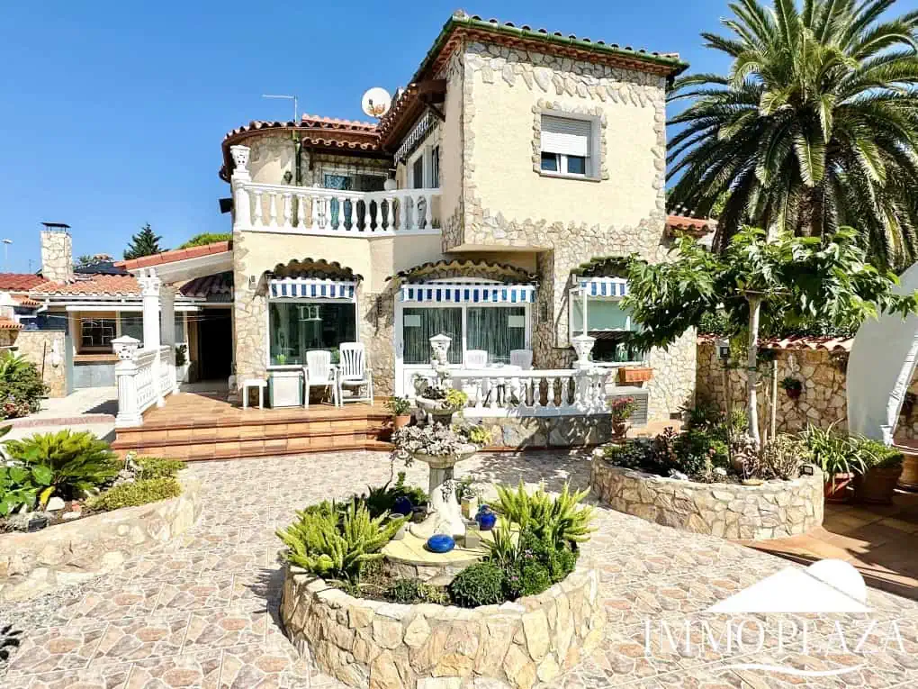Magnífica villa al canal de 4 dormitorios, con gran piscina, garaje, parking privado y amarre de 15m – Empuriabrava