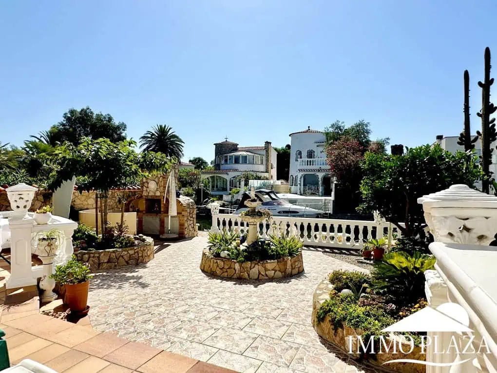 Magnífica villa al canal de 4 dormitorios, con gran piscina, garaje, parking privado y amarre de 15m – Empuriabrava