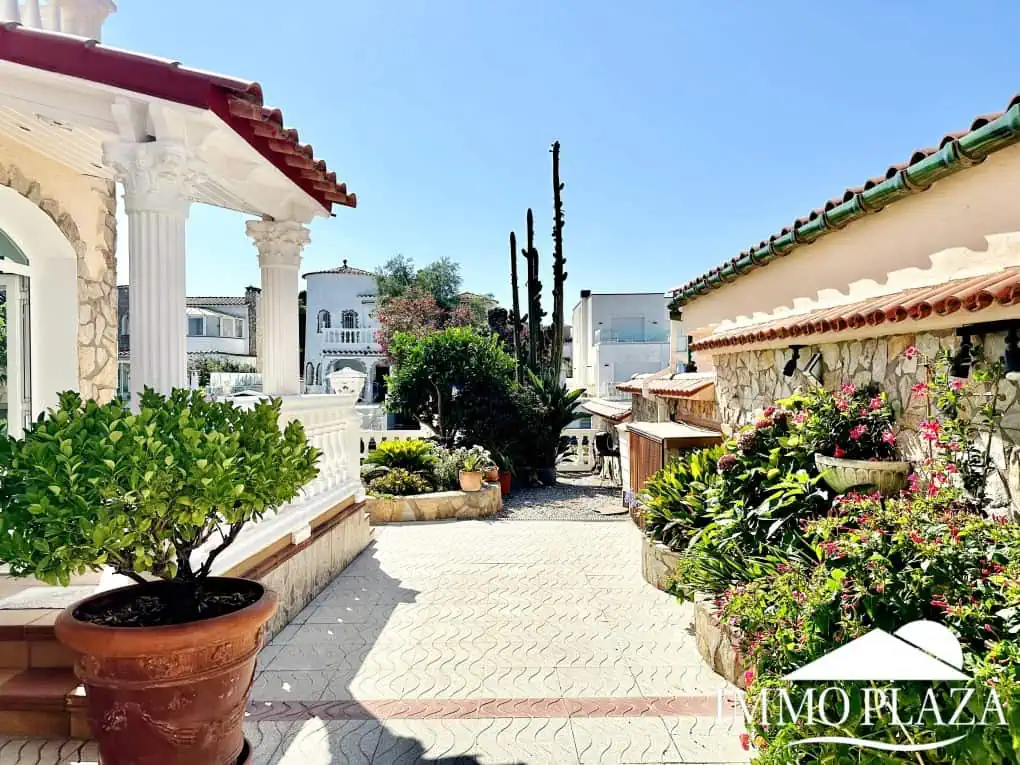 Magnífica villa al canal de 4 dormitorios, con gran piscina, garaje, parking privado y amarre de 15m – Empuriabrava