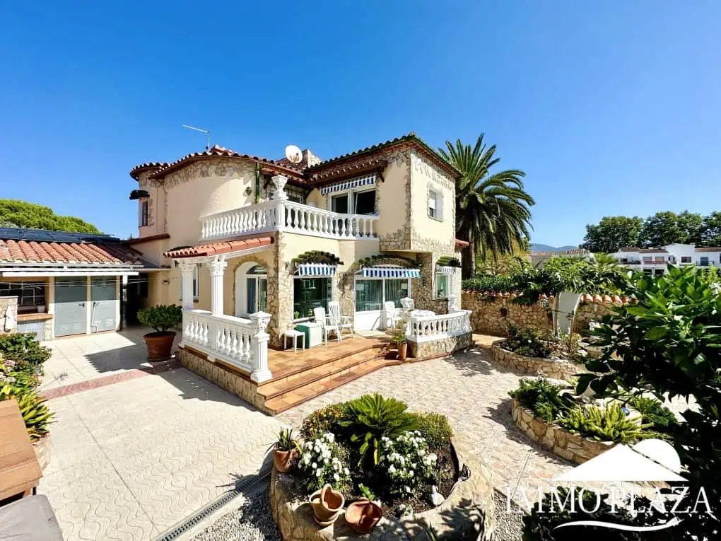 Magnífica villa al canal de 4 dormitorios, con gran piscina, garaje, parking privado y amarre de 15m – Empuriabrava