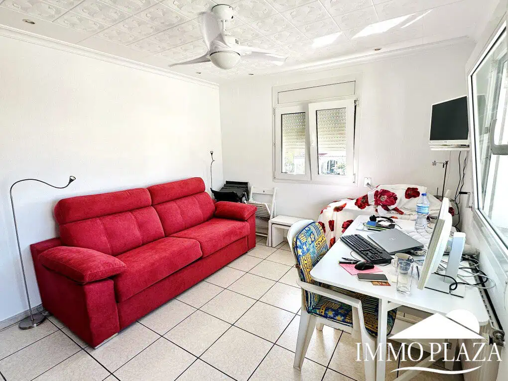 Magnífica villa al canal de 4 dormitorios, con gran piscina, garaje, parking privado y amarre de 15m – Empuriabrava