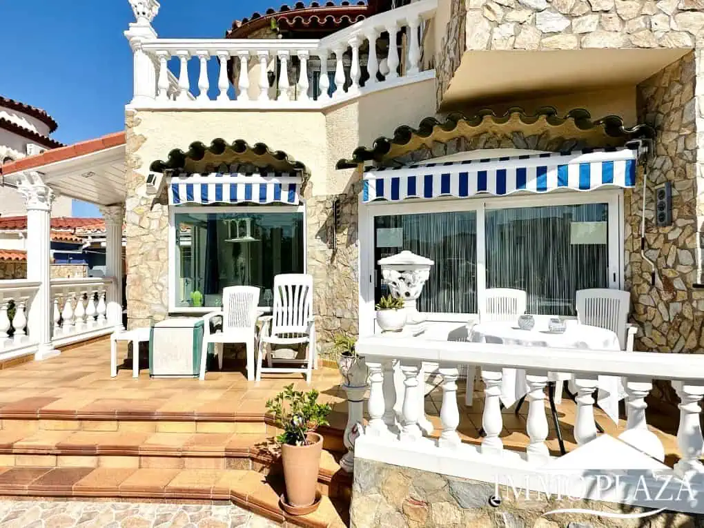 Magnífica villa al canal de 4 dormitorios, con gran piscina, garaje, parking privado y amarre de 15m – Empuriabrava