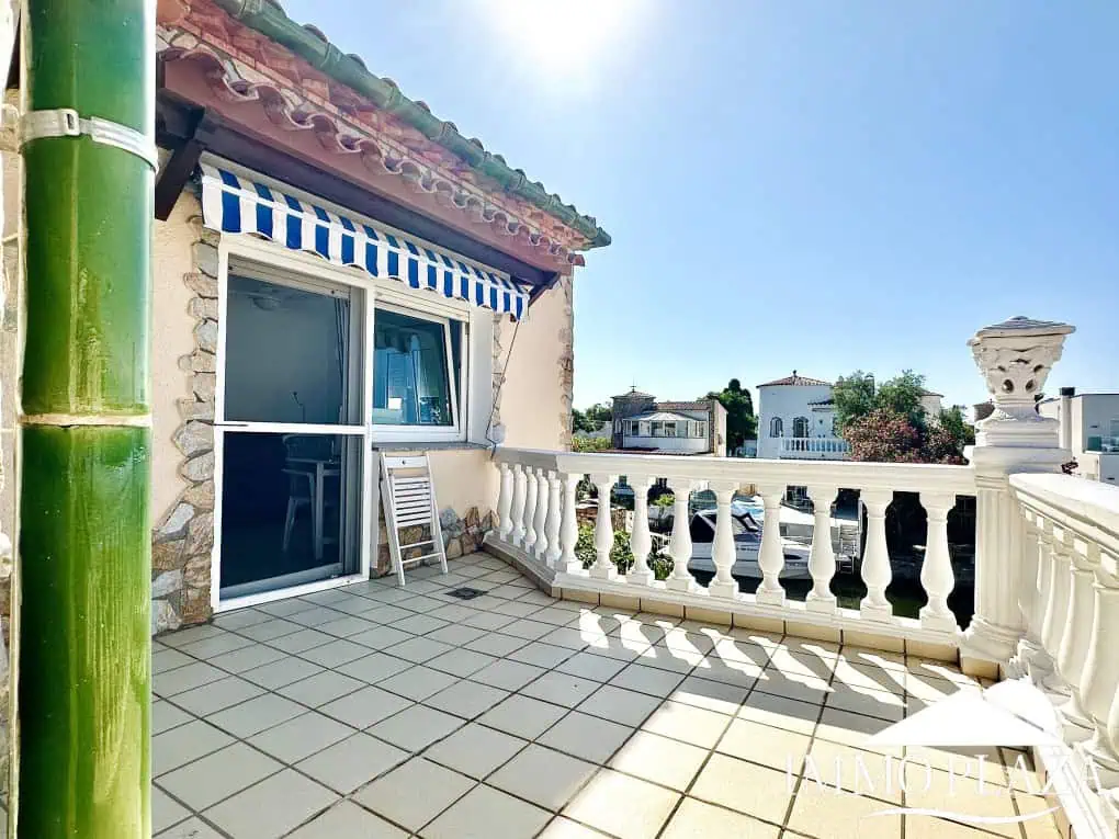 Magnífica villa al canal de 4 dormitorios, con gran piscina, garaje, parking privado y amarre de 15m – Empuriabrava