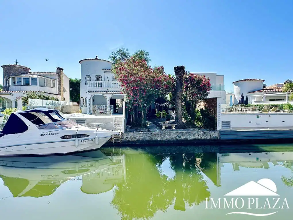 Magnífica villa al canal de 4 dormitorios, con gran piscina, garaje, parking privado y amarre de 15m – Empuriabrava