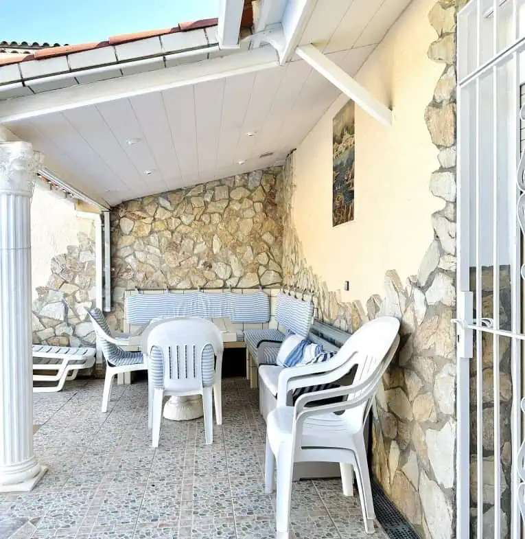 Magnífica villa al canal de 4 dormitorios, con gran piscina, garaje, parking privado y amarre de 15m – Empuriabrava