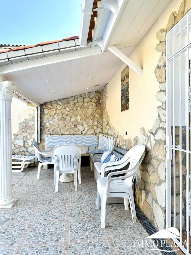 01022024102250_2513_IPV128 Magnífica villa al canal de 4 dormitorios, con gran piscina, garaje, parking privado y amarre de 15m – Empuriabrava