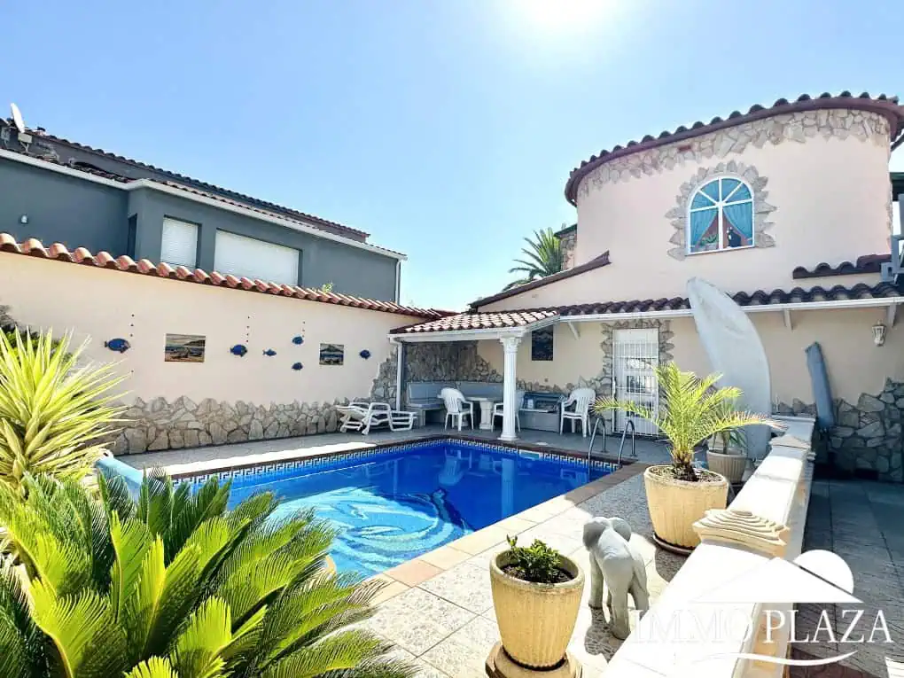Magnífica villa al canal de 4 dormitorios, con gran piscina, garaje, parking privado y amarre de 15m – Empuriabrava