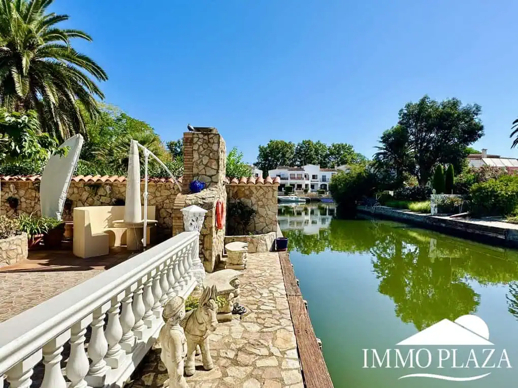 Magnífica villa al canal de 4 dormitorios, con gran piscina, garaje, parking privado y amarre de 15m – Empuriabrava