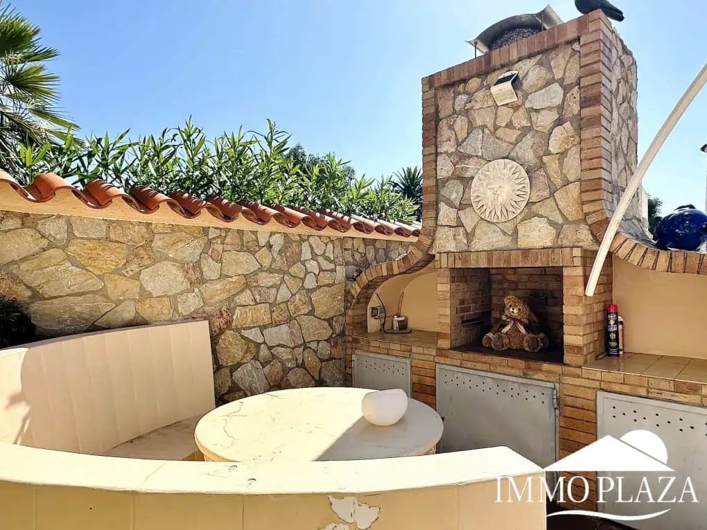 Magnífica villa al canal de 4 dormitorios, con gran piscina, garaje, parking privado y amarre de 15m – Empuriabrava