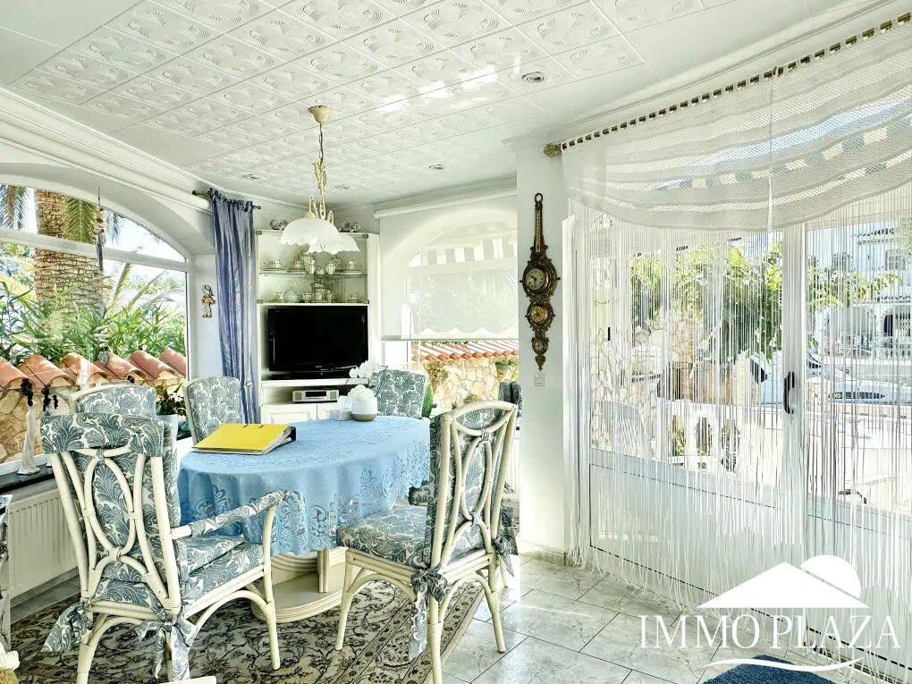 Magnífica villa al canal de 4 dormitorios, con gran piscina, garaje, parking privado y amarre de 15m – Empuriabrava
