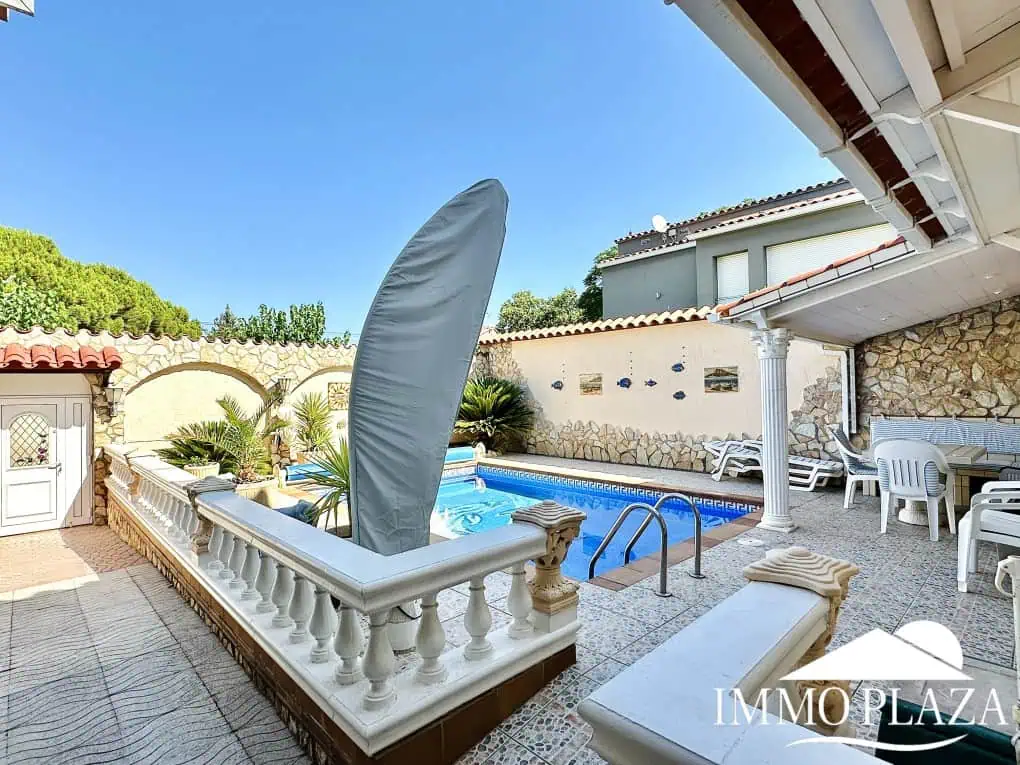Magnífica villa al canal de 4 dormitorios, con gran piscina, garaje, parking privado y amarre de 15m – Empuriabrava