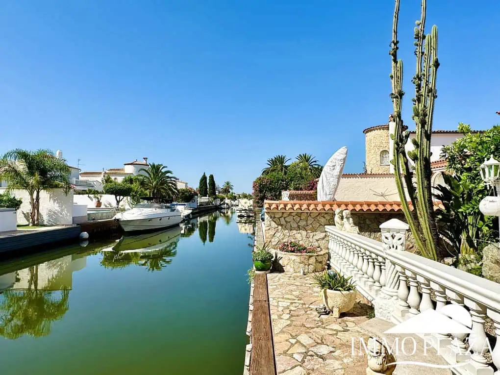 Magnífica villa al canal de 4 dormitorios, con gran piscina, garaje, parking privado y amarre de 15m – Empuriabrava