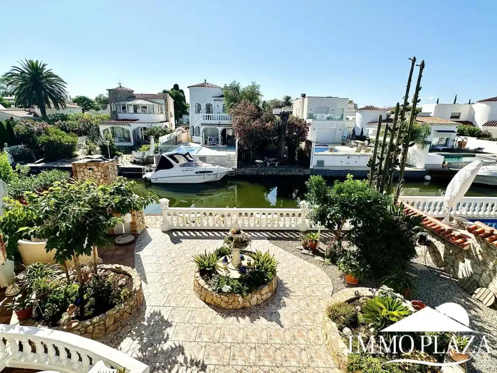 Magnífica villa al canal de 4 dormitorios, con gran piscina, garaje, parking privado y amarre de 15m – Empuriabrava