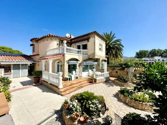 Magnificent 4 bedroom canal villa, with large swimming pool, garage, private parking and a 15m mooring – Empuriabrava