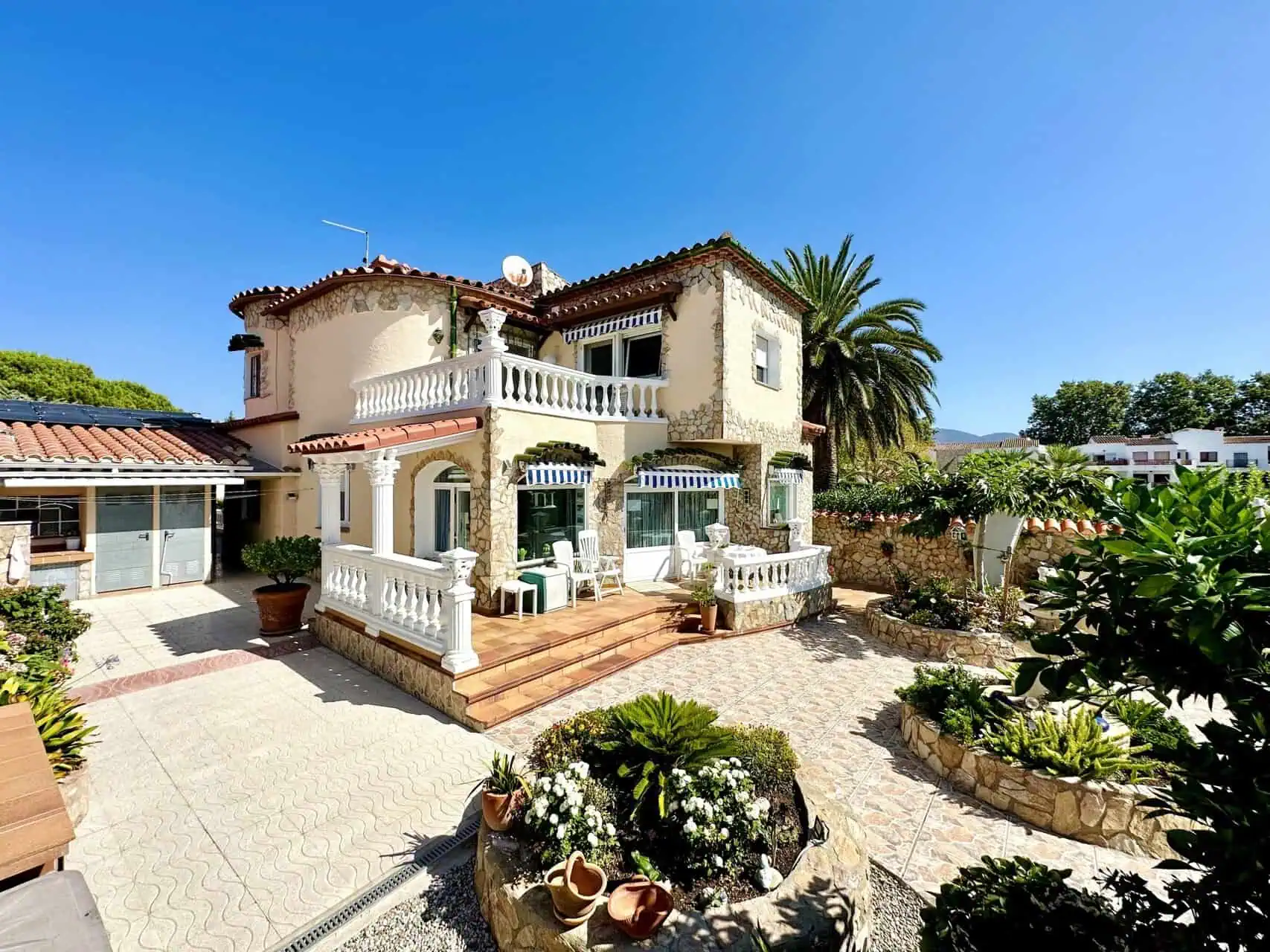 01022024122959_591 Magnífica villa al canal de 4 dormitorios, con gran piscina, garaje, parking privado y amarre de 15m – Empuriabrava