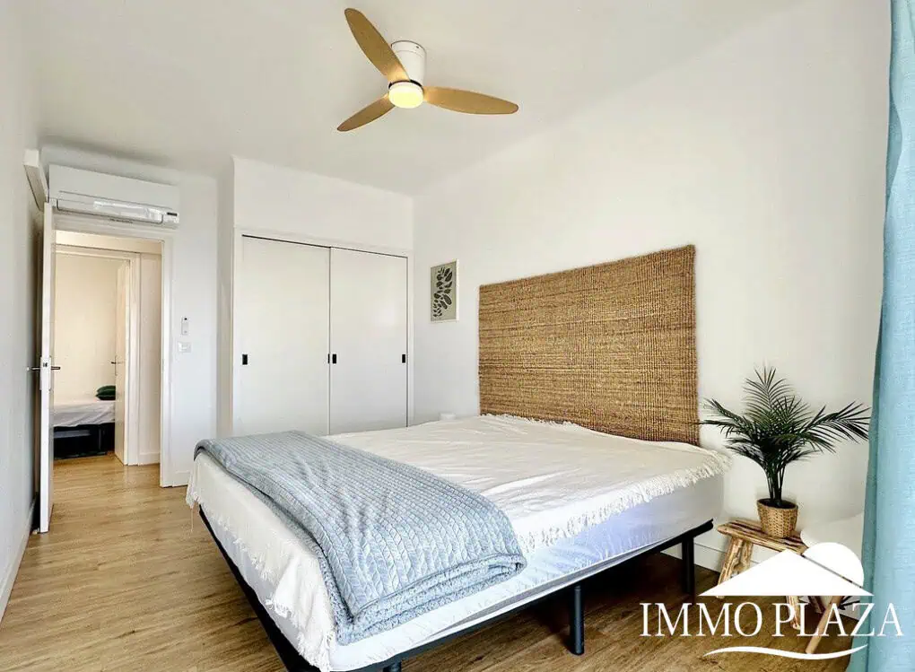 Pis modern amb vistes al mar i al port de Roses, 2 habitacions, gran terrassa, pàrquing, llicència turística!