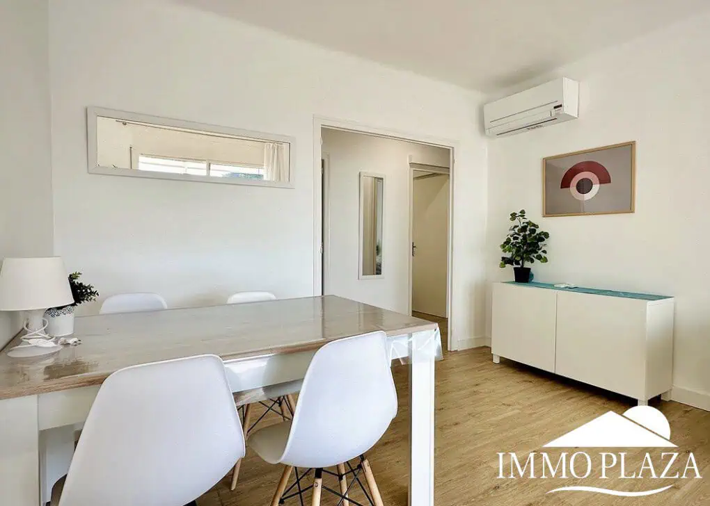 Pis modern amb vistes al mar i al port de Roses, 2 habitacions, gran terrassa, pàrquing, llicència turística!