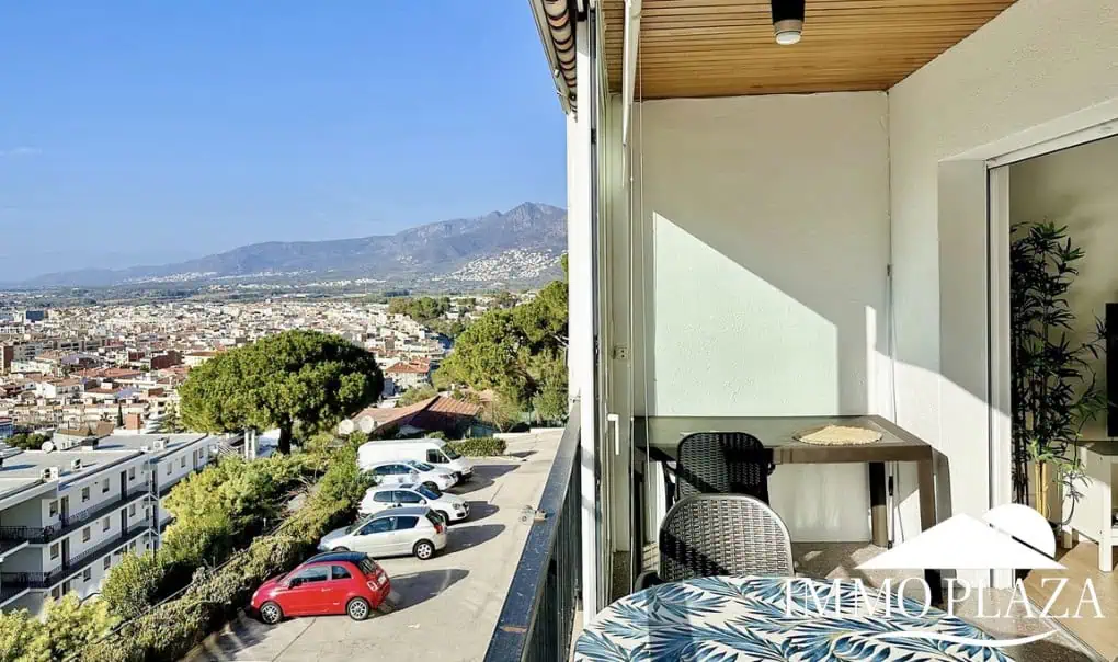 Pis modern amb vistes al mar i al port de Roses, 2 habitacions, gran terrassa, pàrquing, llicència turística!