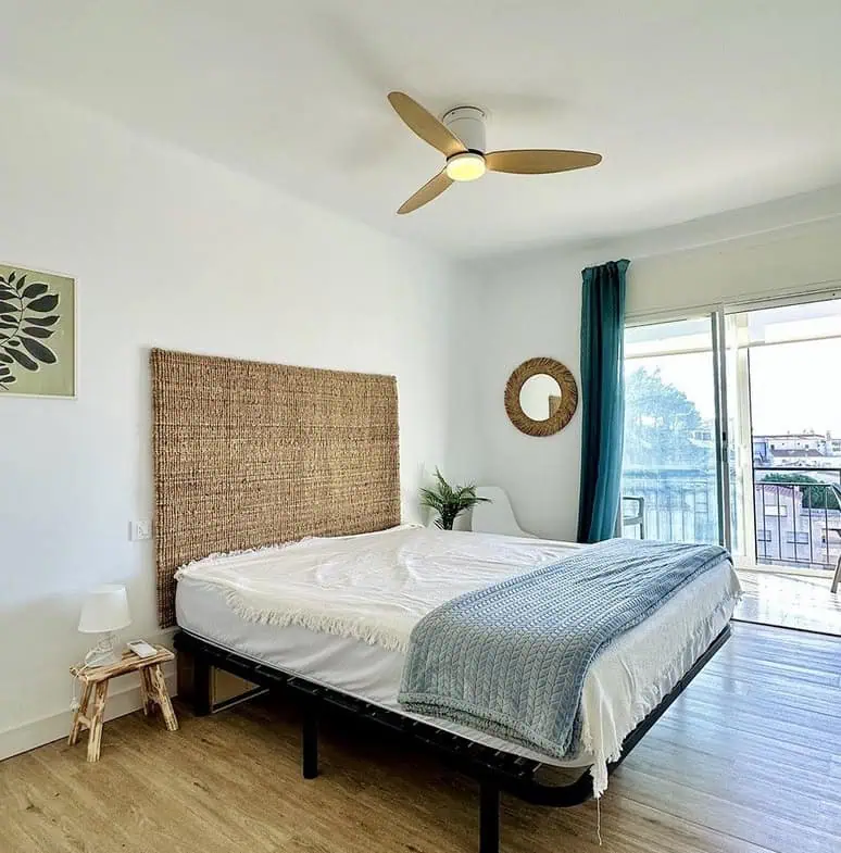 Pis modern amb vistes al mar i al port de Roses, 2 habitacions, gran terrassa, pàrquing, llicència turística!