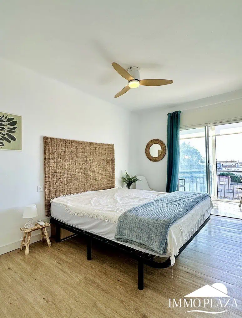 01022024162142_5273_IPA275 Appartement moderne avec vue sur la mer et le port de Roses, 2 chambres, grande terrasse, parking commun, licence touristique !