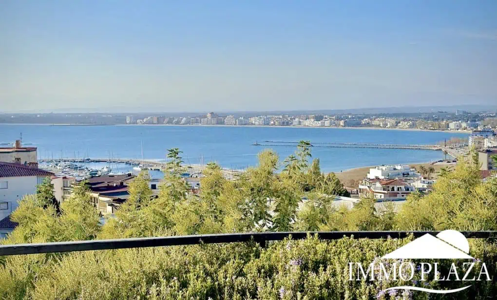 Pis modern amb vistes al mar i al port de Roses, 2 habitacions, gran terrassa, pàrquing, llicència turística!
