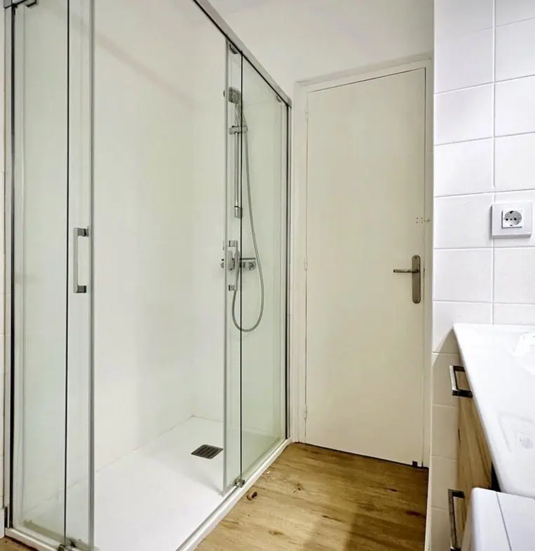 Pis modern amb vistes al mar i al port de Roses, 2 habitacions, gran terrassa, pàrquing, llicència turística!