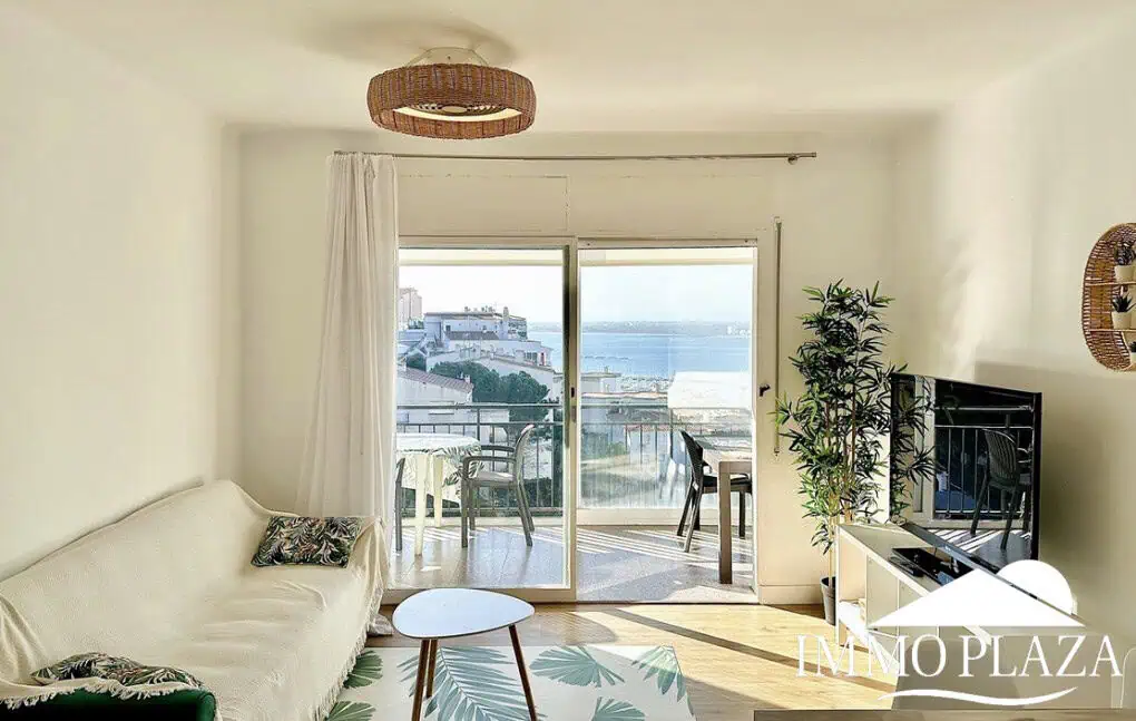 Pis modern amb vistes al mar i al port de Roses, 2 habitacions, gran terrassa, pàrquing, llicència turística!