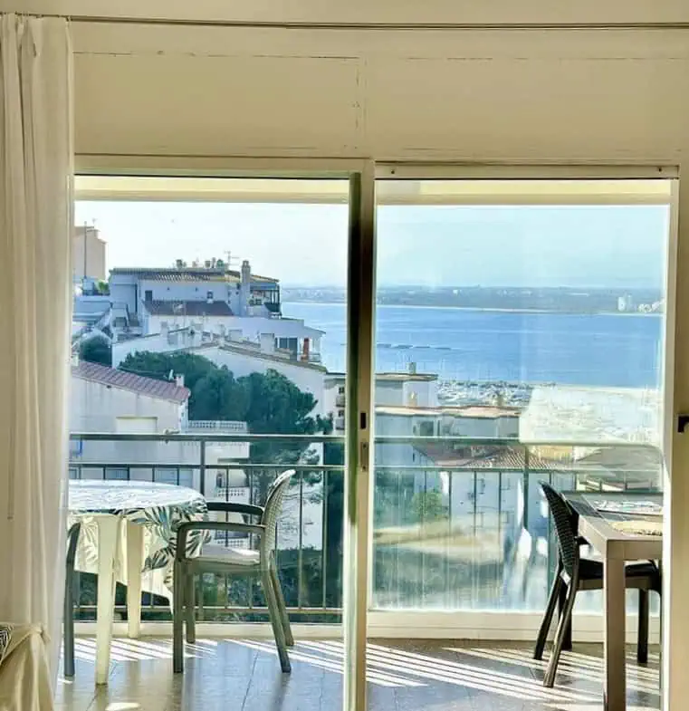 Pis modern amb vistes al mar i al port de Roses, 2 habitacions, gran terrassa, pàrquing, llicència turística!