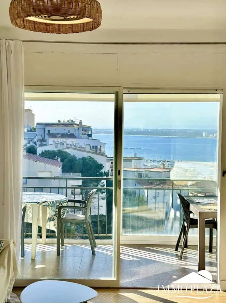 01022024162147_6940_IPA275 Appartement moderne avec vue sur la mer et le port de Roses, 2 chambres, grande terrasse, parking commun, licence touristique !