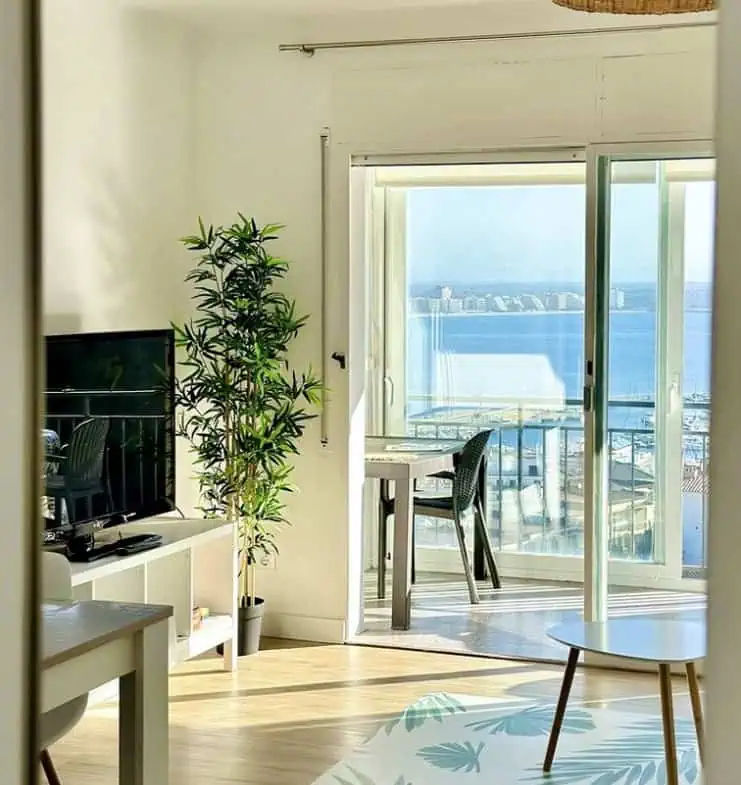 Pis modern amb vistes al mar i al port de Roses, 2 habitacions, gran terrassa, pàrquing, llicència turística!