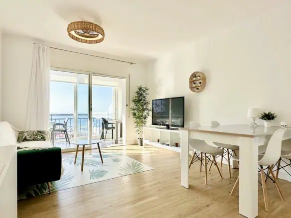 Modern apartment with sea views and views to the port of Roses, 2 bedrooms, large terrace, parking, tourist license!