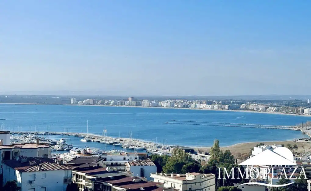 Pis modern amb vistes al mar i al port de Roses, 2 habitacions, gran terrassa, pàrquing, llicència turística!