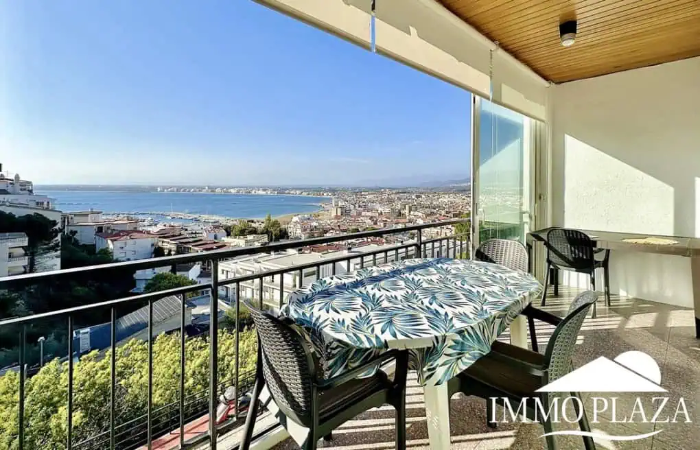 Pis modern amb vistes al mar i al port de Roses, 2 habitacions, gran terrassa, pàrquing, llicència turística!