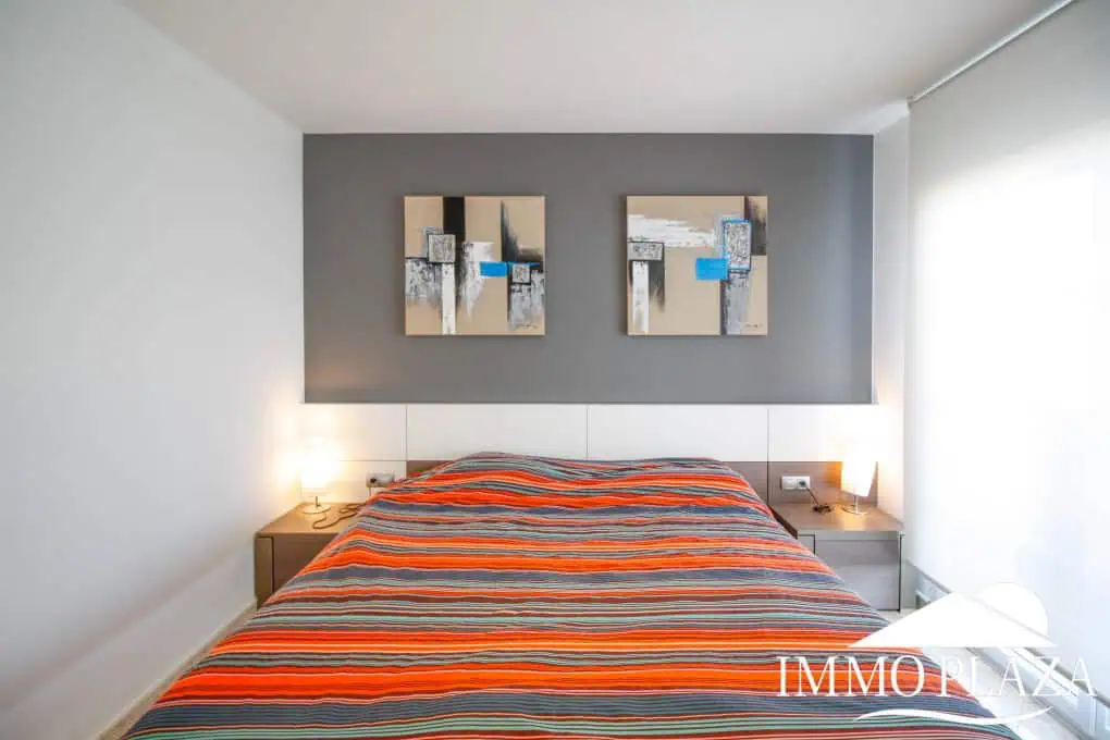 Preciosa villa moderna (2009), canal ancho, orientación sur, 4 dormitorios, 3 baños, amarre de 12,5 m, piscina, garaje.