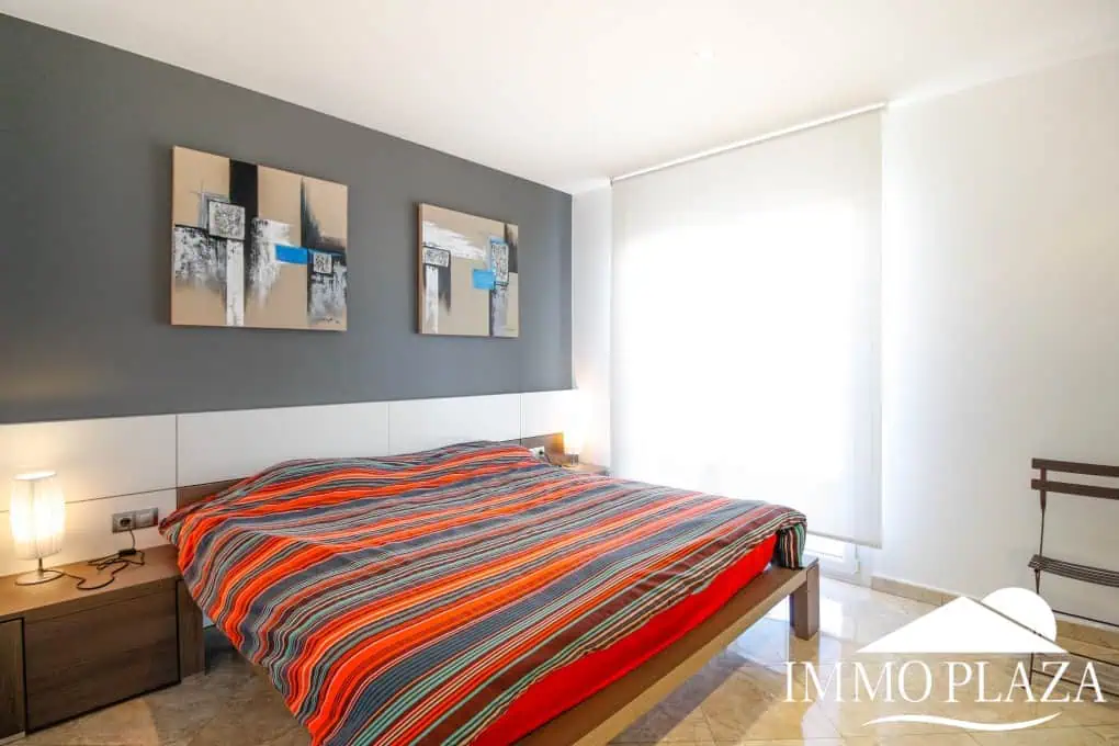 Preciosa villa moderna (2009), canal ancho, orientación sur, 4 dormitorios, 3 baños, amarre de 12,5 m, piscina, garaje.