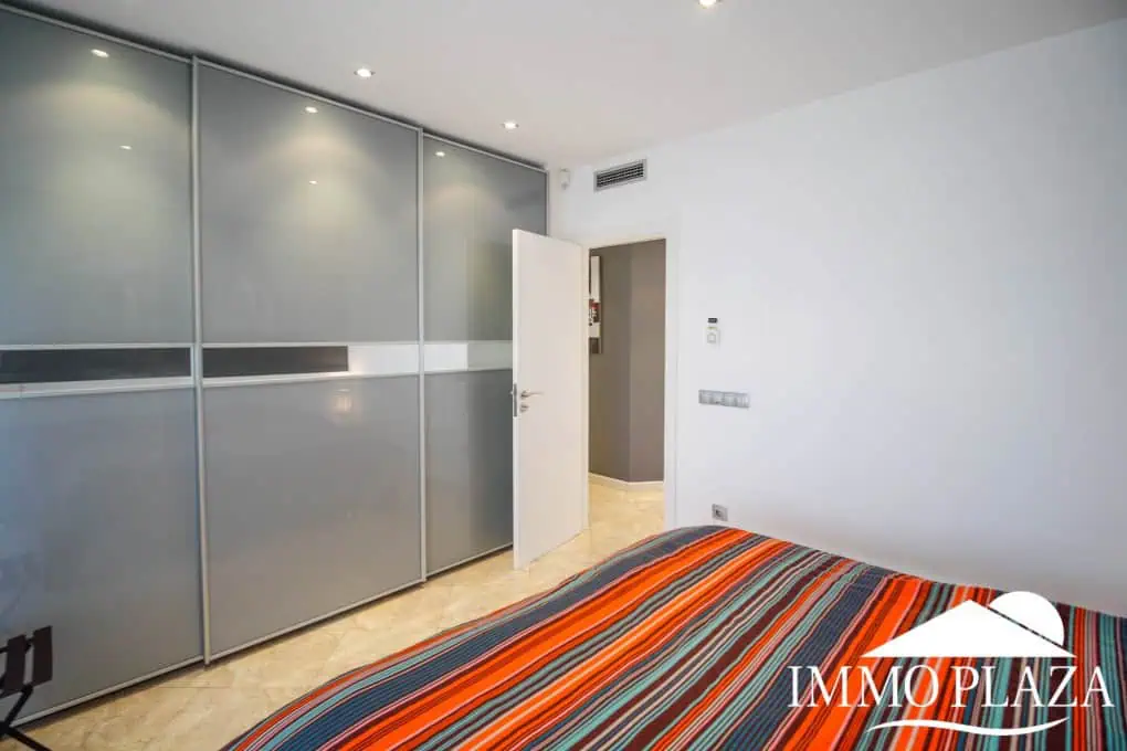 Preciosa villa moderna (2009), canal ancho, orientación sur, 4 dormitorios, 3 baños, amarre de 12,5 m, piscina, garaje.
