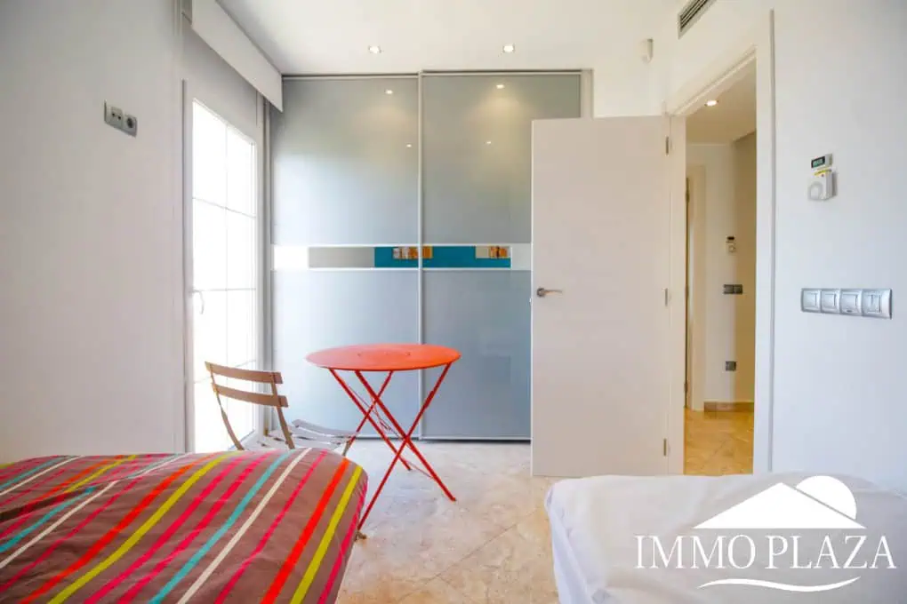 Preciosa villa moderna (2009), canal ancho, orientación sur, 4 dormitorios, 3 baños, amarre de 12,5 m, piscina, garaje.