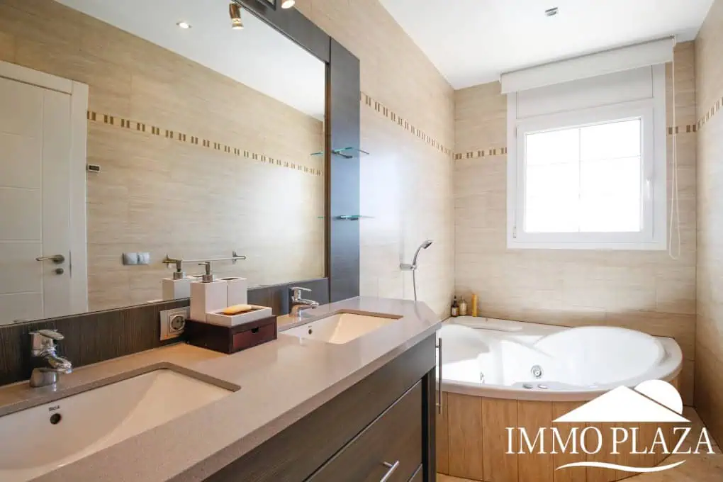 Preciosa villa moderna (2009), canal ancho, orientación sur, 4 dormitorios, 3 baños, amarre de 12,5 m, piscina, garaje.