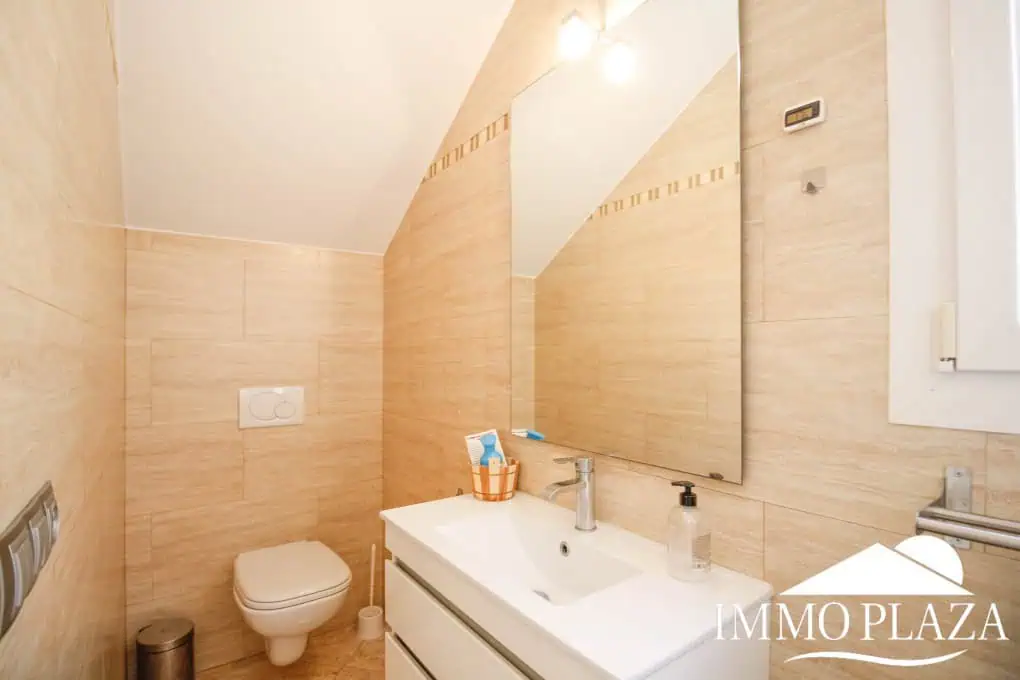 Preciosa villa moderna (2009), canal ancho, orientación sur, 4 dormitorios, 3 baños, amarre de 12,5 m, piscina, garaje.