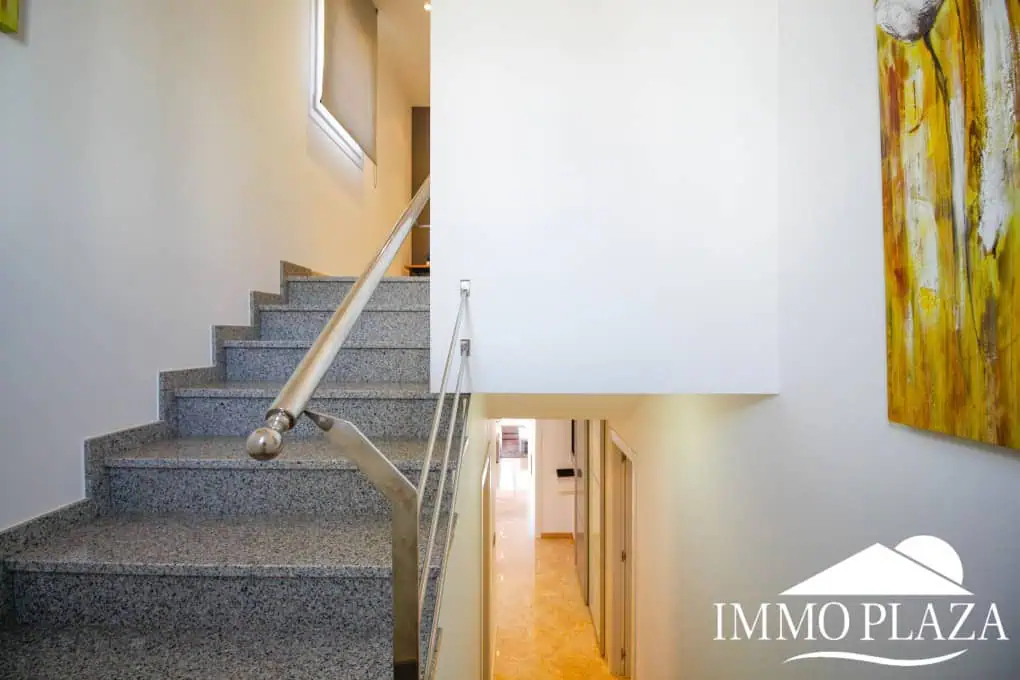 Preciosa villa moderna (2009), canal ancho, orientación sur, 4 dormitorios, 3 baños, amarre de 12,5 m, piscina, garaje.