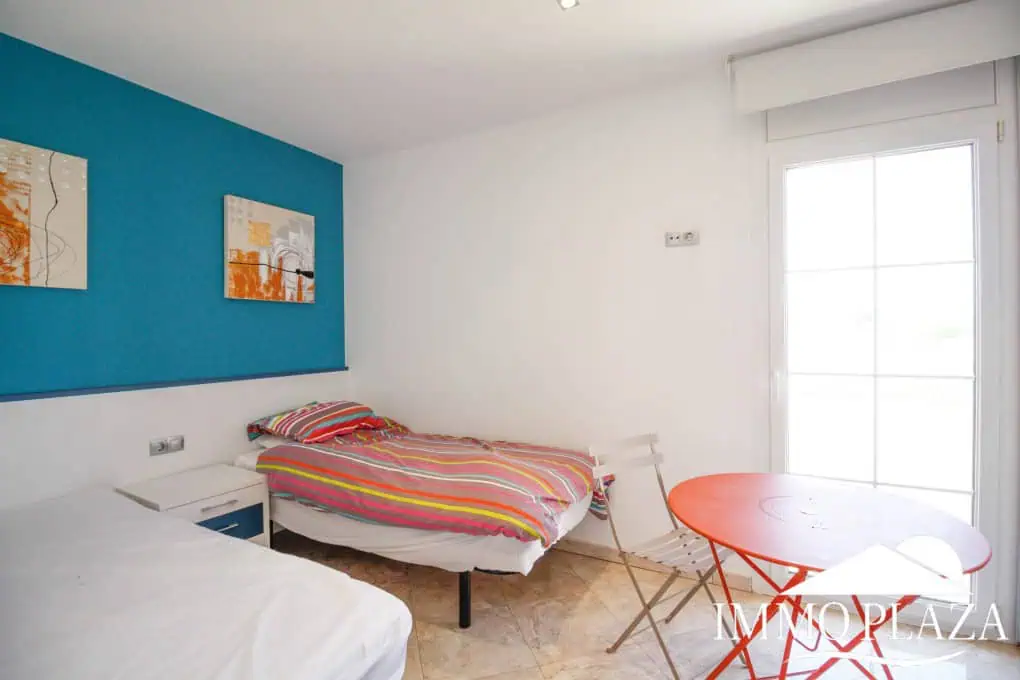 Preciosa villa moderna (2009), canal ancho, orientación sur, 4 dormitorios, 3 baños, amarre de 12,5 m, piscina, garaje.