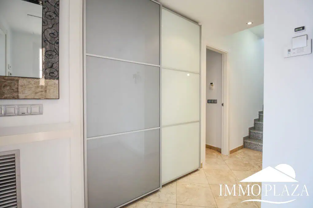 Preciosa villa moderna (2009), canal ancho, orientación sur, 4 dormitorios, 3 baños, amarre de 12,5 m, piscina, garaje.